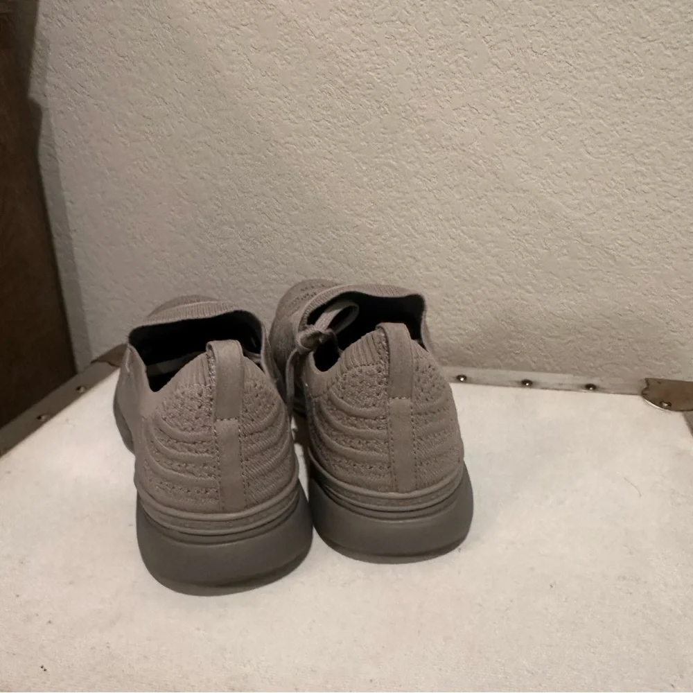APL’s Unisex
Athletic Shoes
Grey Sz 7.5 M which will fit Women 8.5/9 - Picture 3 of 4